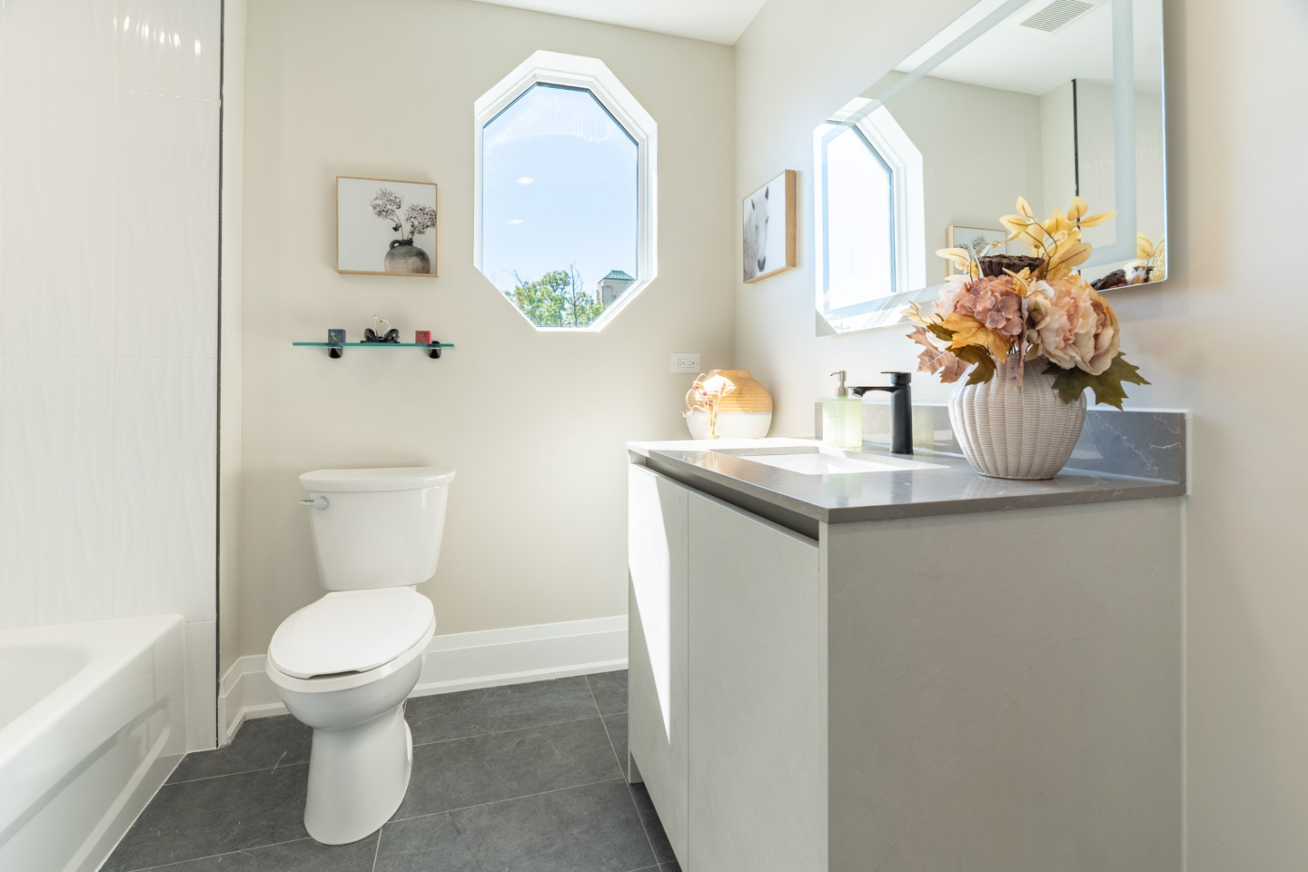 Unit 402 at Maison Bathurst — photo 8